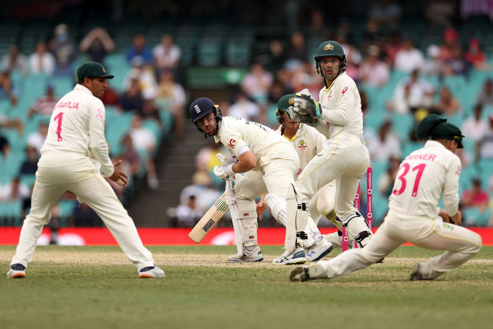 David Warner takes a catch to dismiss Jack Leach off Steve Smith&#039;s bowling.