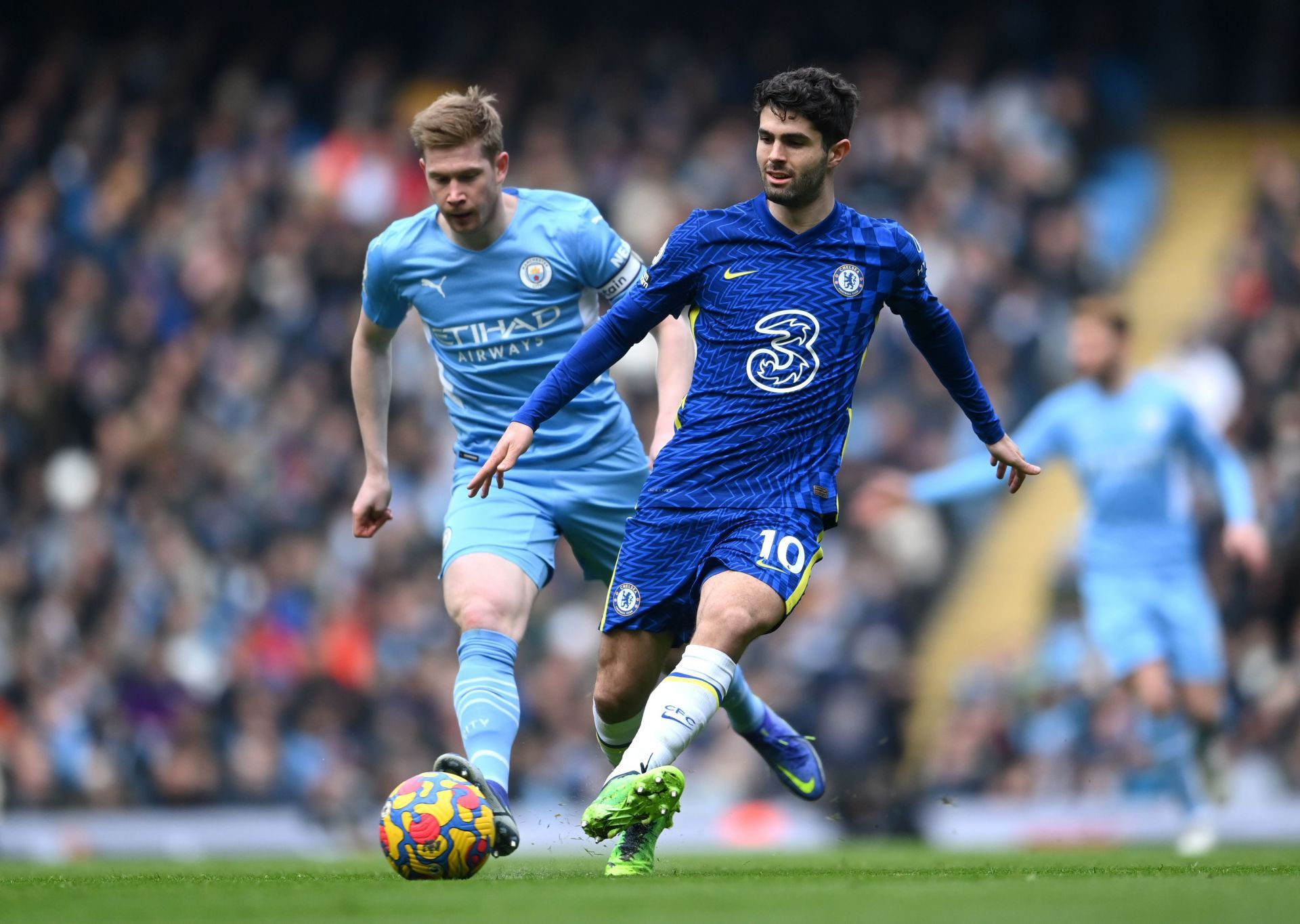 Kevin De Bruyne tracks Chelsea&#039;s Christian Pulisic (#10).