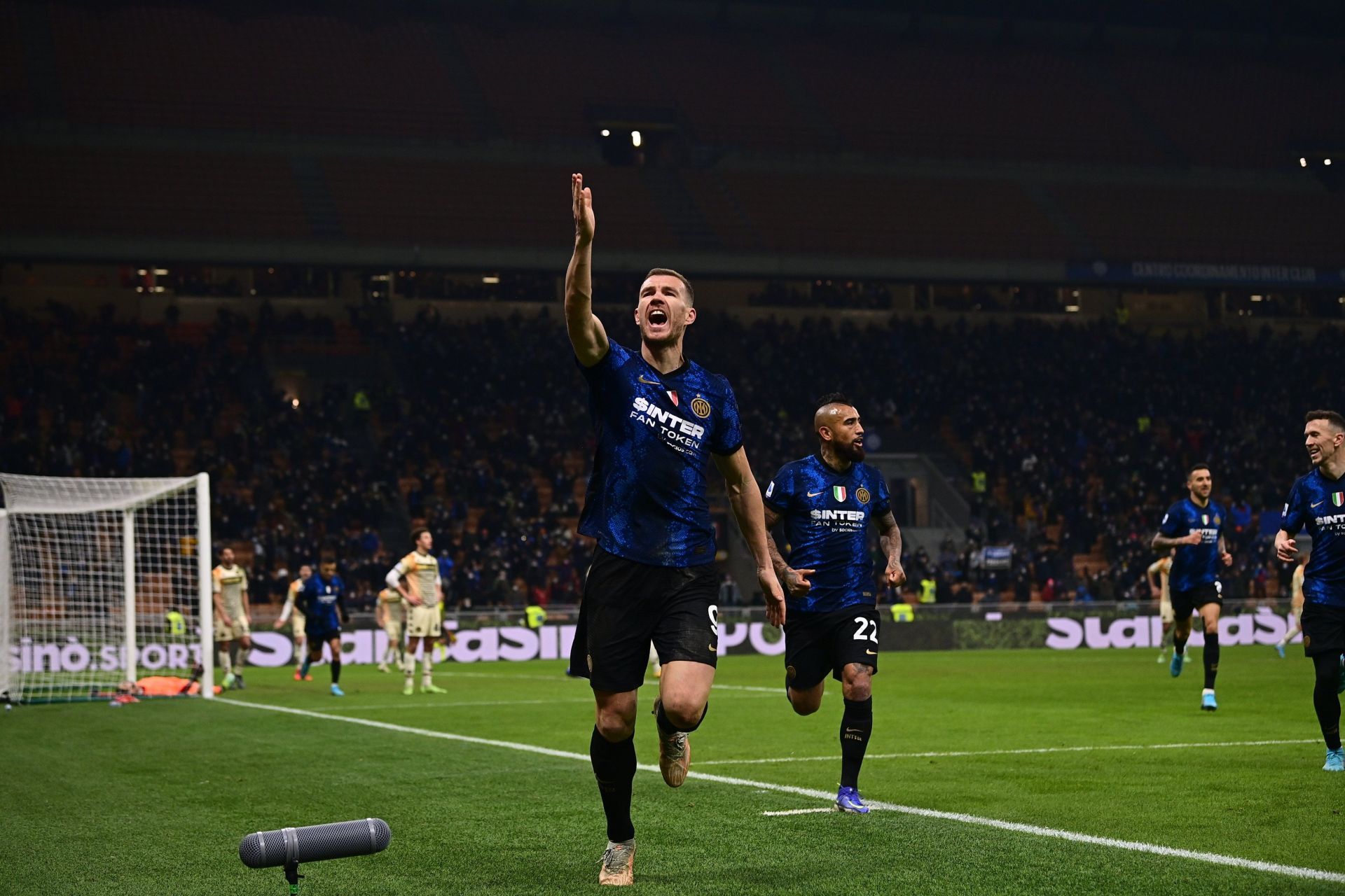 Inter Milan recorded a late win over Venezia in Serie A