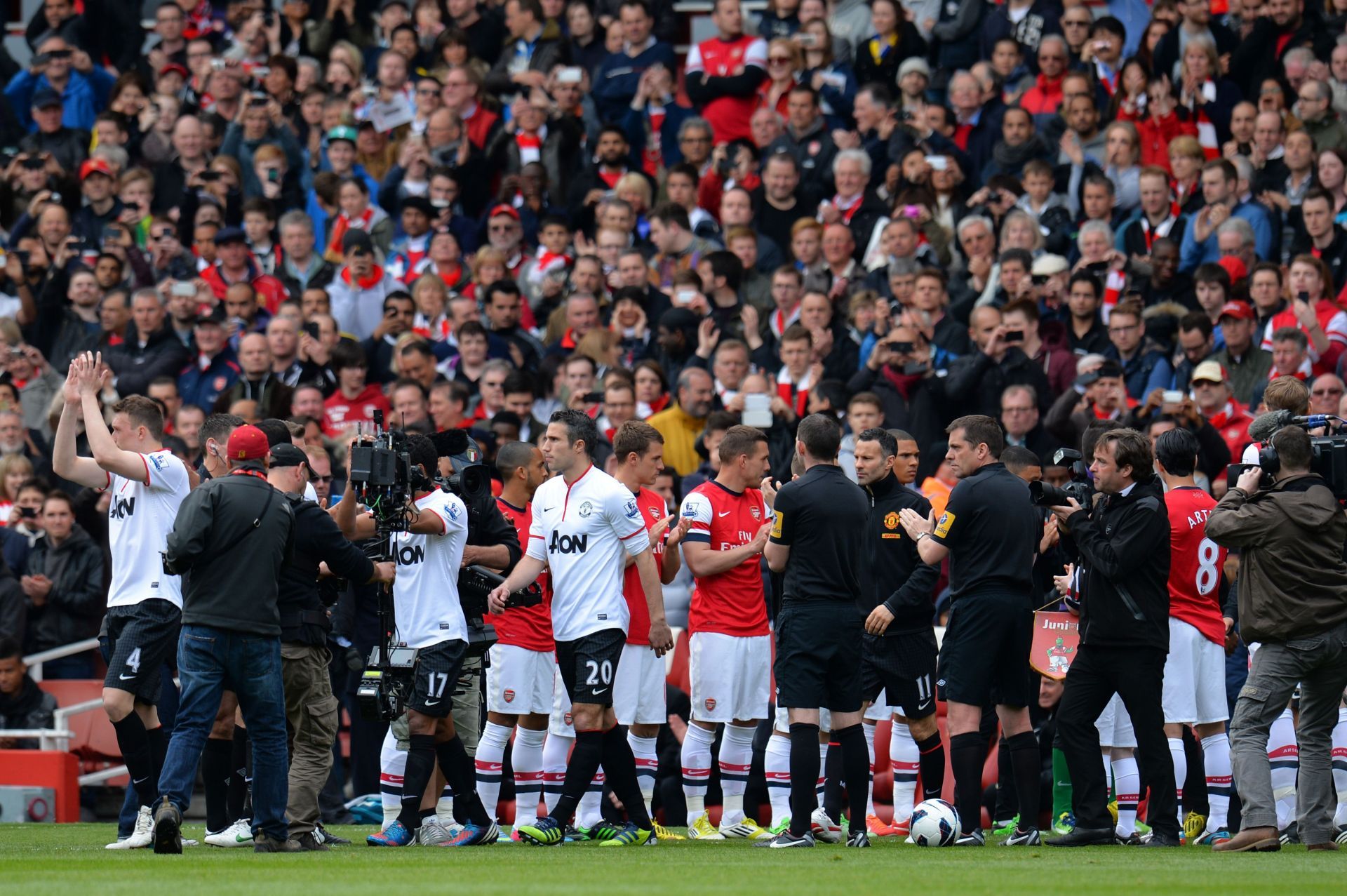 Robin van Persie (#20) and Manchester United walk out to a guard of honour by Arsenal at the Emirates.