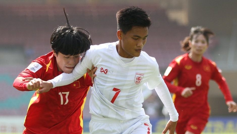 Vietnam and Myanmar players contesting for the ball. (Image Courtesy: Twitter/afcasiancup)