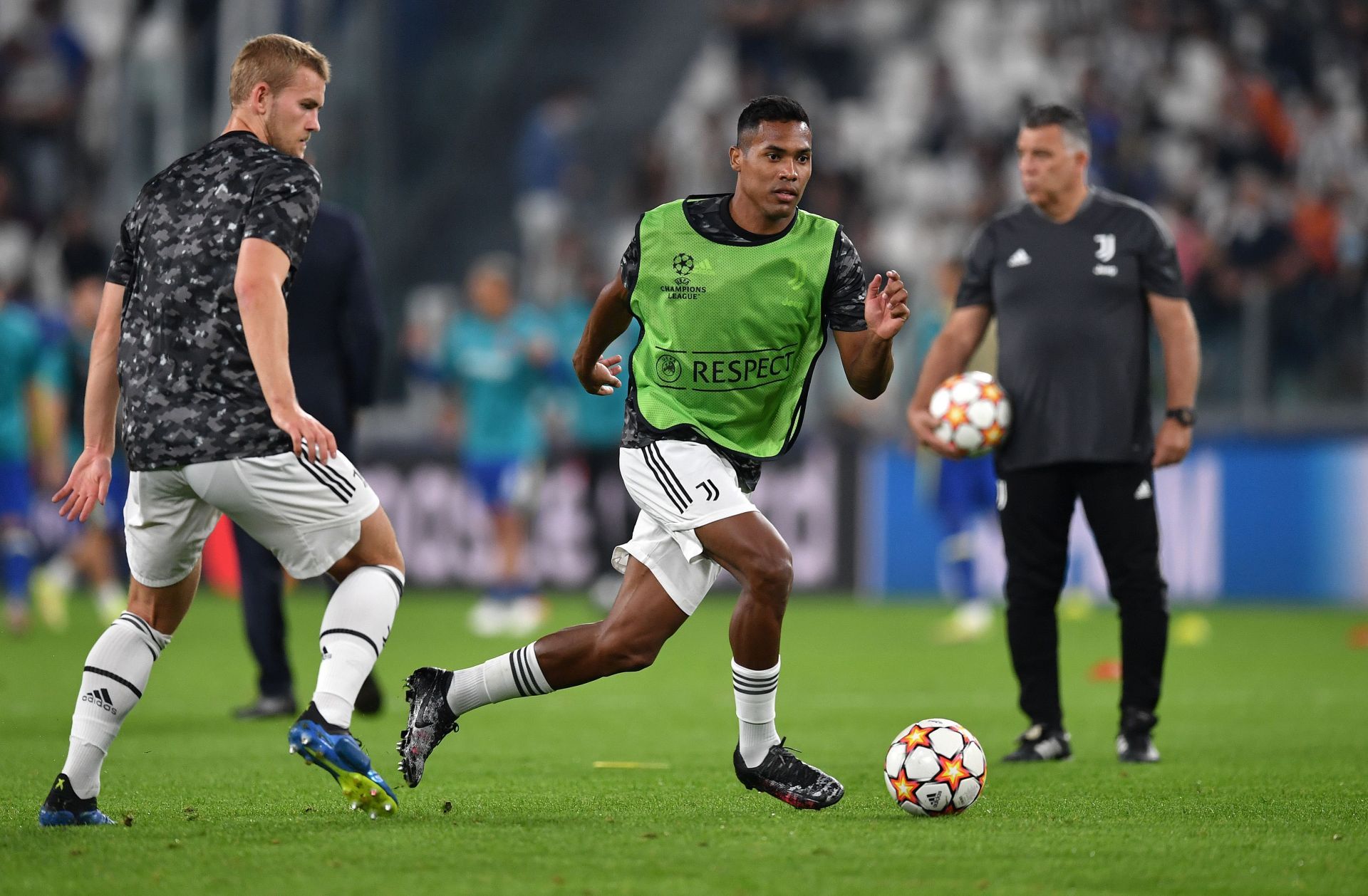 Chelsea are contemplating a move for Alex Sandro.