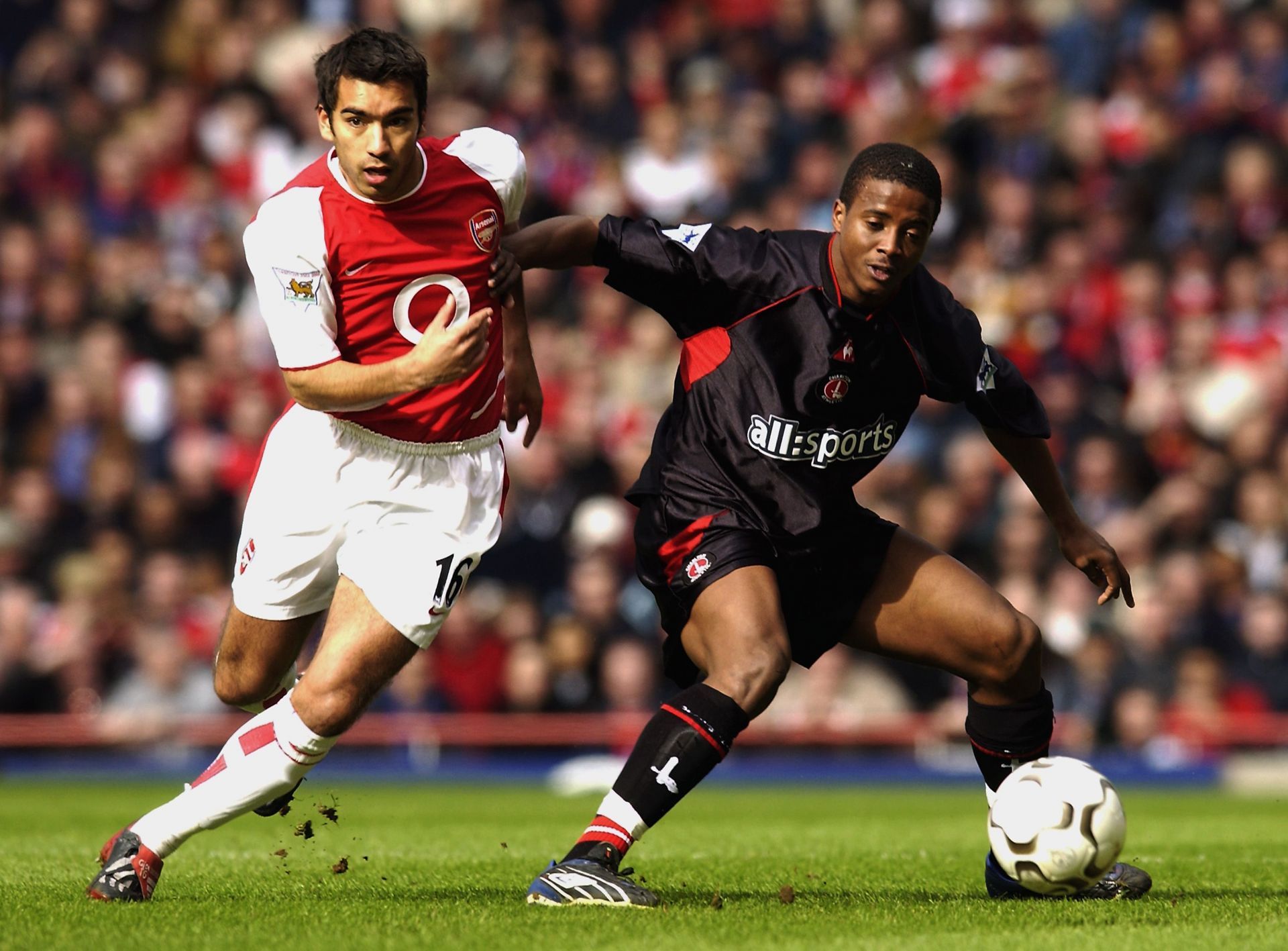 Kevin Lisbie of Charlton Athletic and Giovanni van Bronckhorst of Arsenal