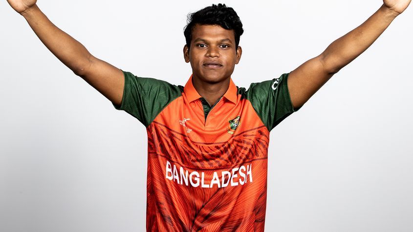 Bangladesh&#039;s alternate red kit - Image: ICC
