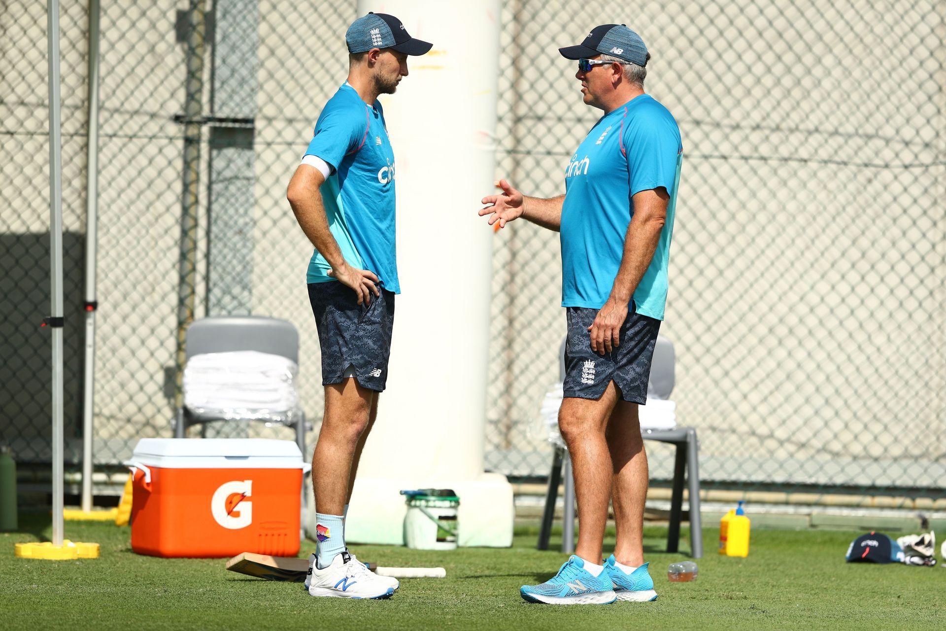 Joe Root (left) and Chris Silverwood. (Credits: Getty)