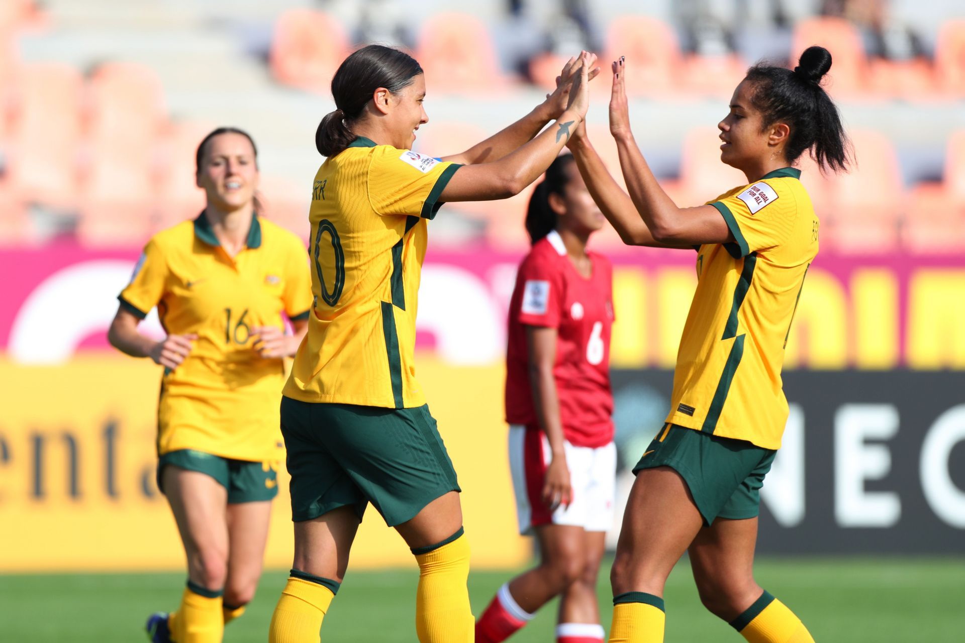 Sam Kerr (L) put in a brilliant performance in this AFC Women&#039;s Asian Cup game