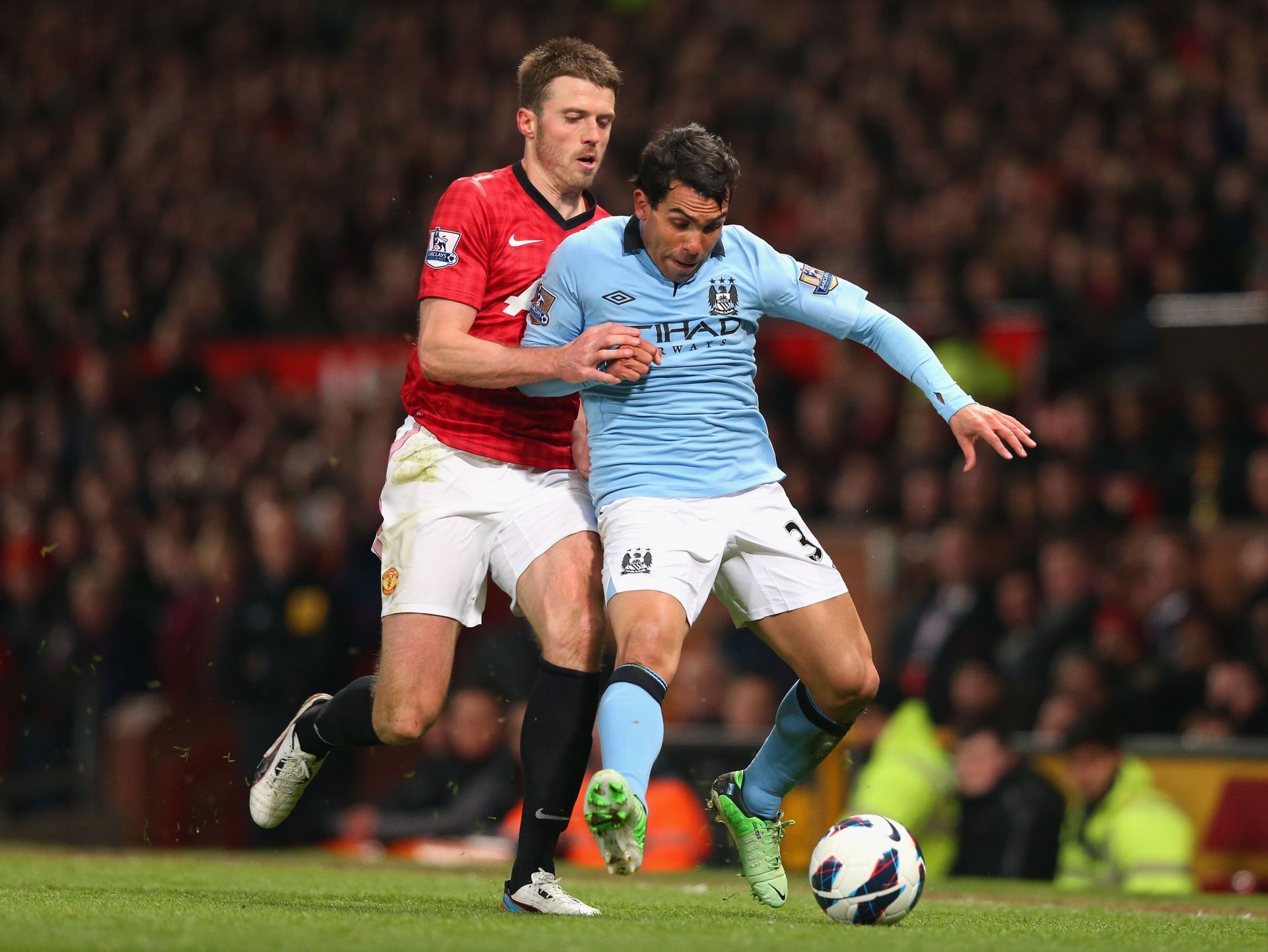 Carlos Tevez (#32, right) vies with Manchester United&#039;s Michael Carrick.