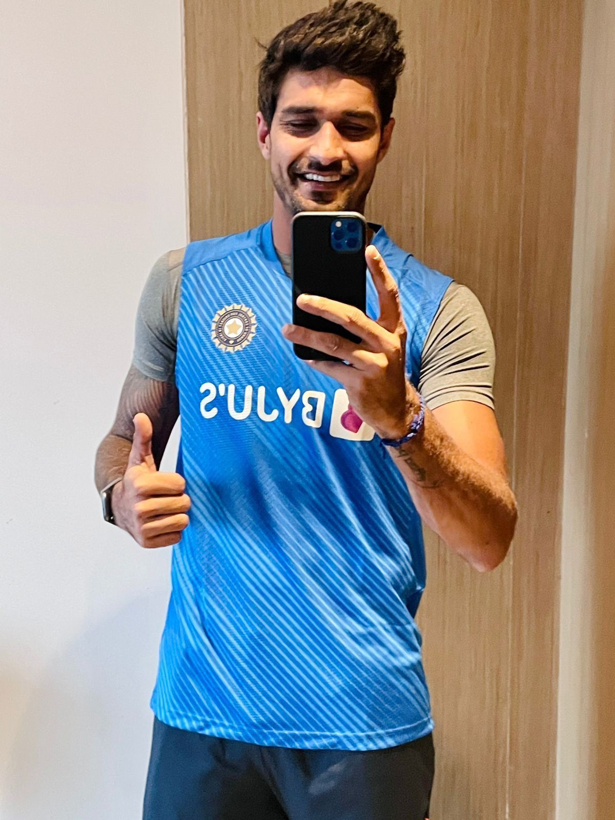Deepak Hooda shows off his Team India jersey (Credit: Deepak Hooda/Twitter)