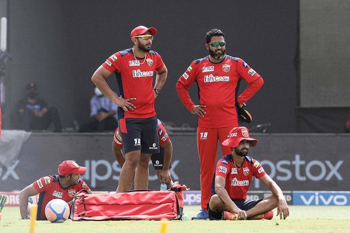 वसीम जाफर प्लेयर्स के साथ (Photo Credit - IPL)