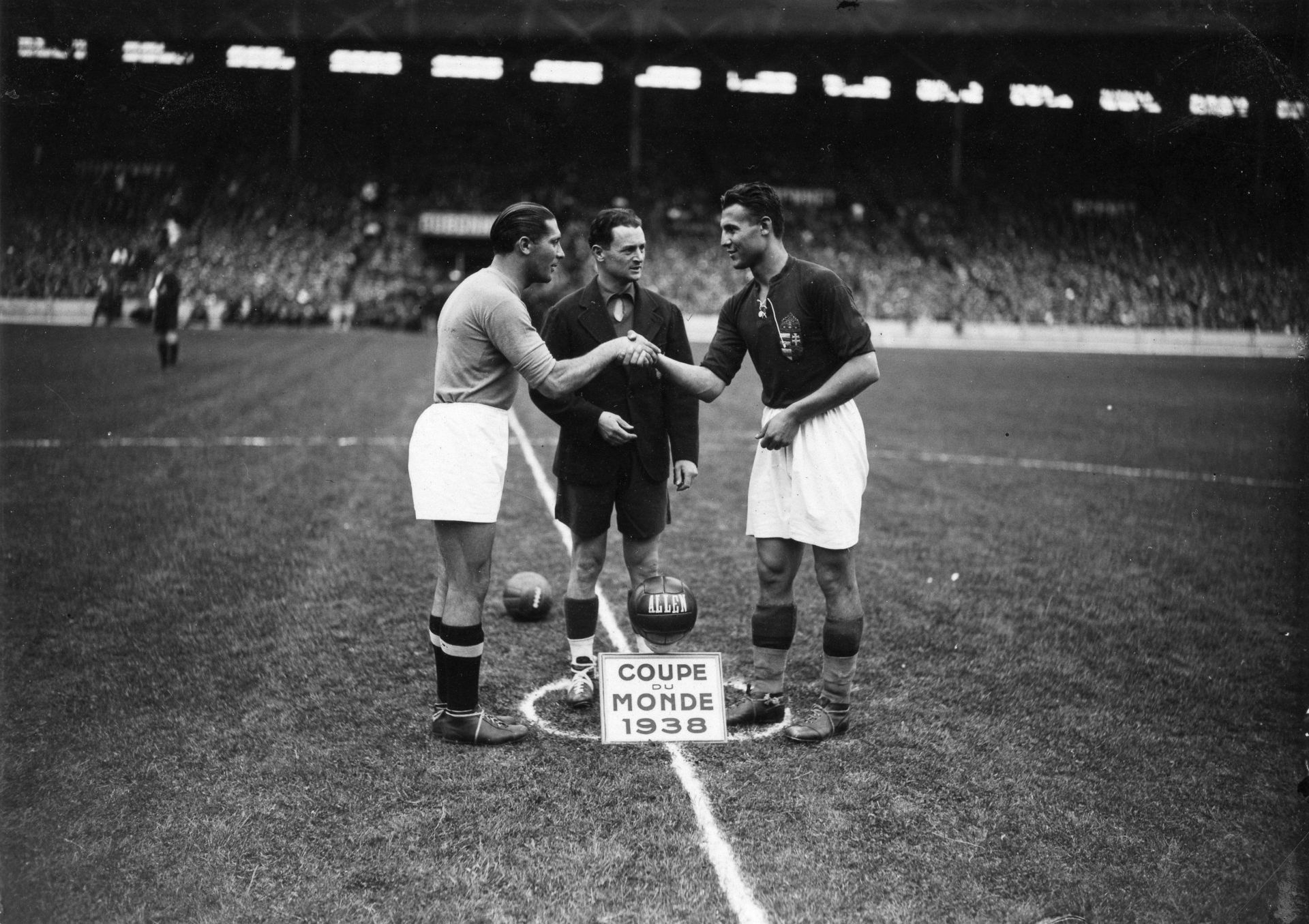 Giuseppe Meazza (L) in action. (Source: Twitter/ JonesDozi&#039;s Blog)