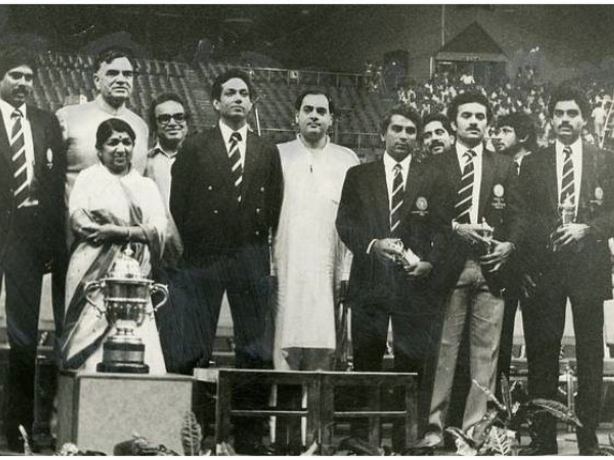 Lata Mangeshkar with the Indian team in 1983 (The Hindu/Twitter)