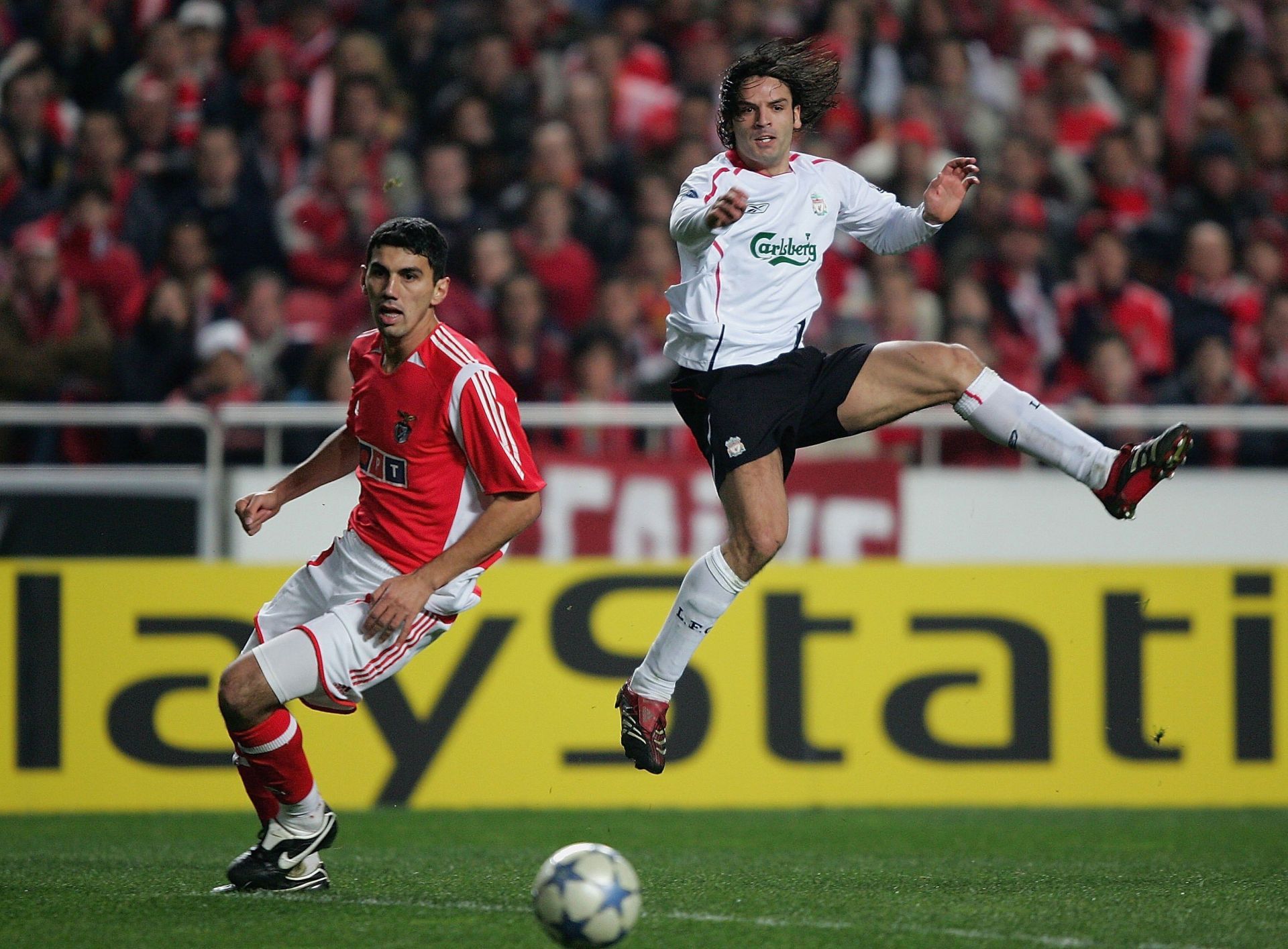 Liverpool&#039;s Fernando Morientes (right) shoots against Benfica
