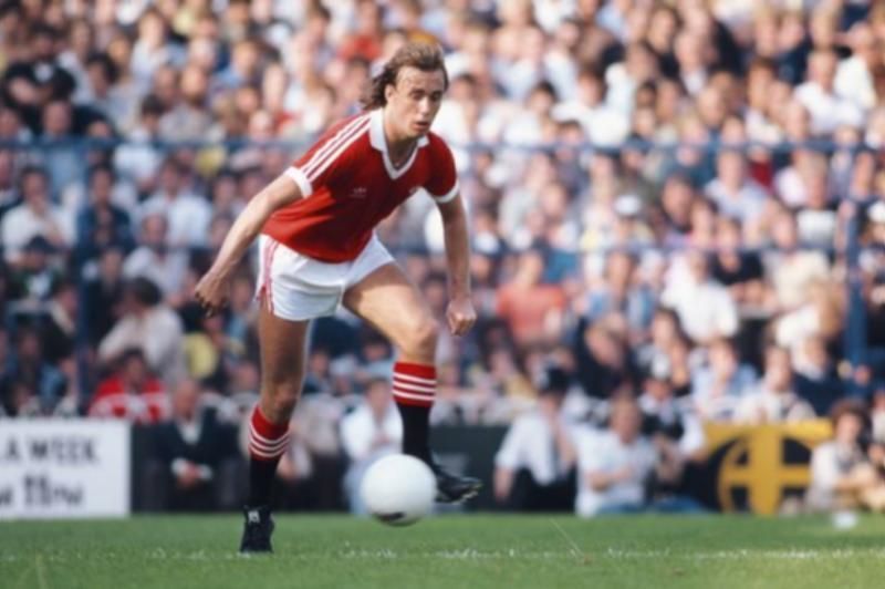 Sammy McIlroy in action for Manchester United