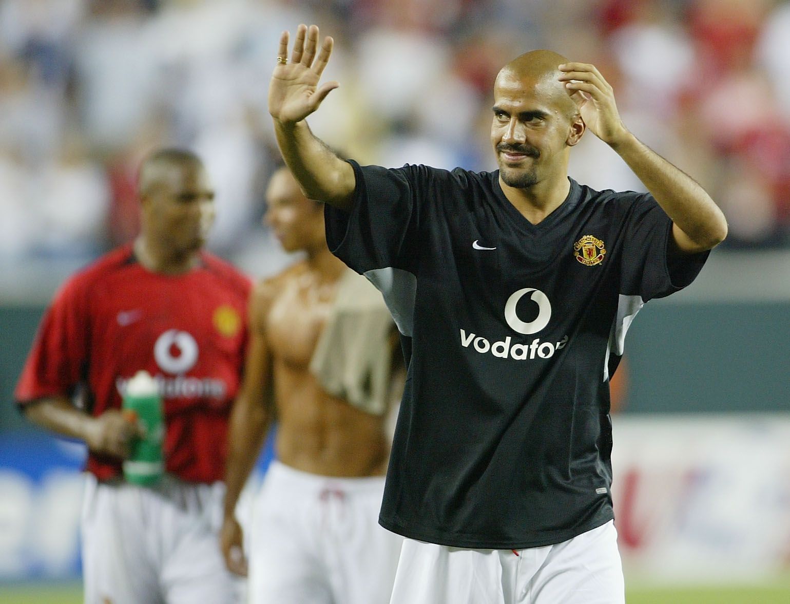 Juan Sebastian Veron of United waves goodbye/