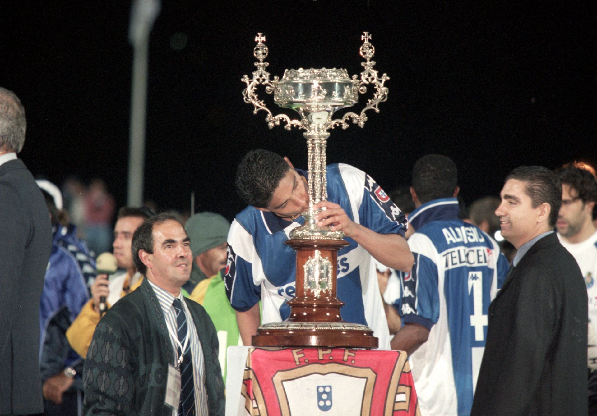 Jardel celebrates Porto's Portuguese Cup triumph.