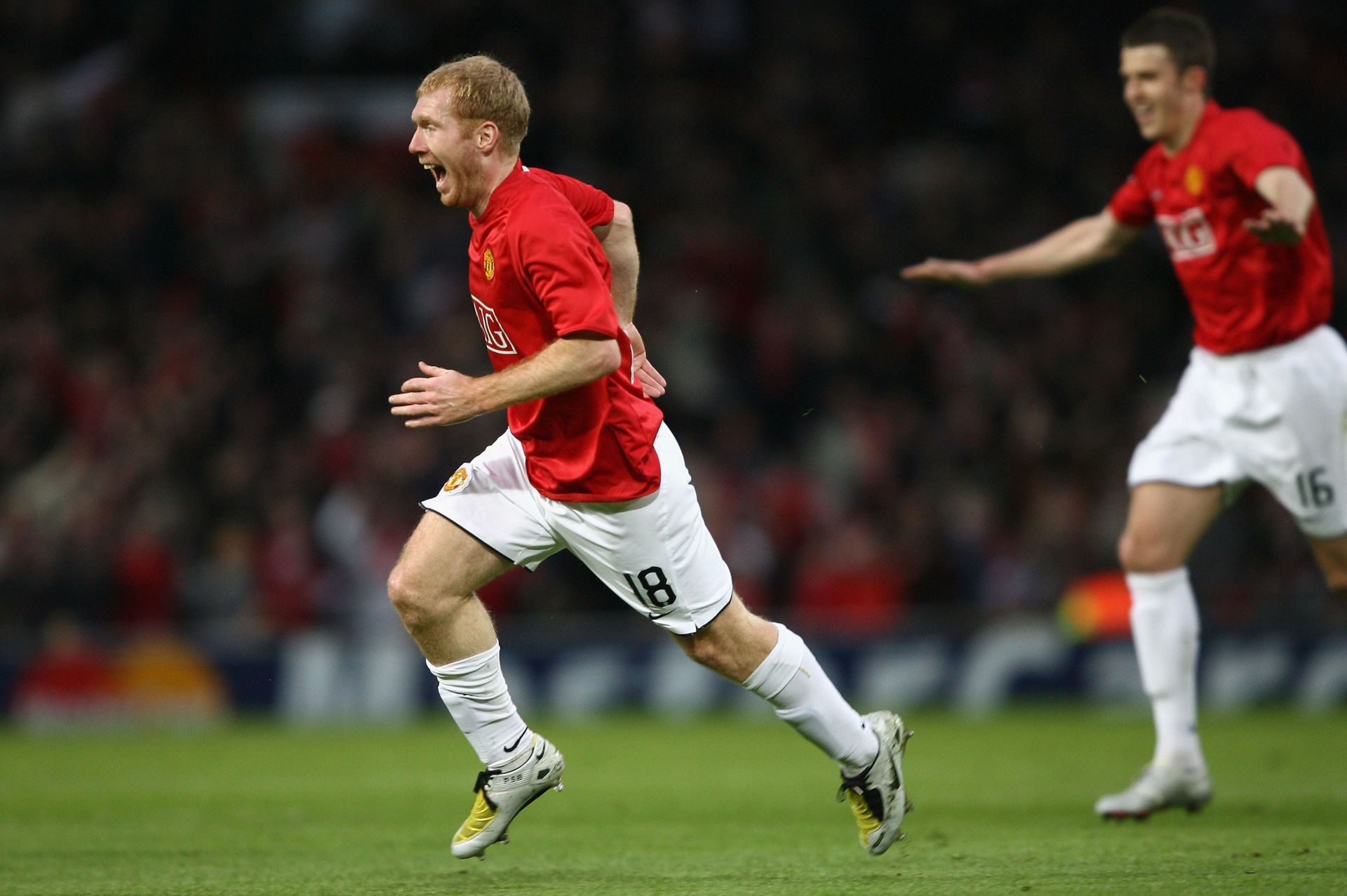 Paul Scholes (#18) wheels away after scoring a stunner against Barcelona