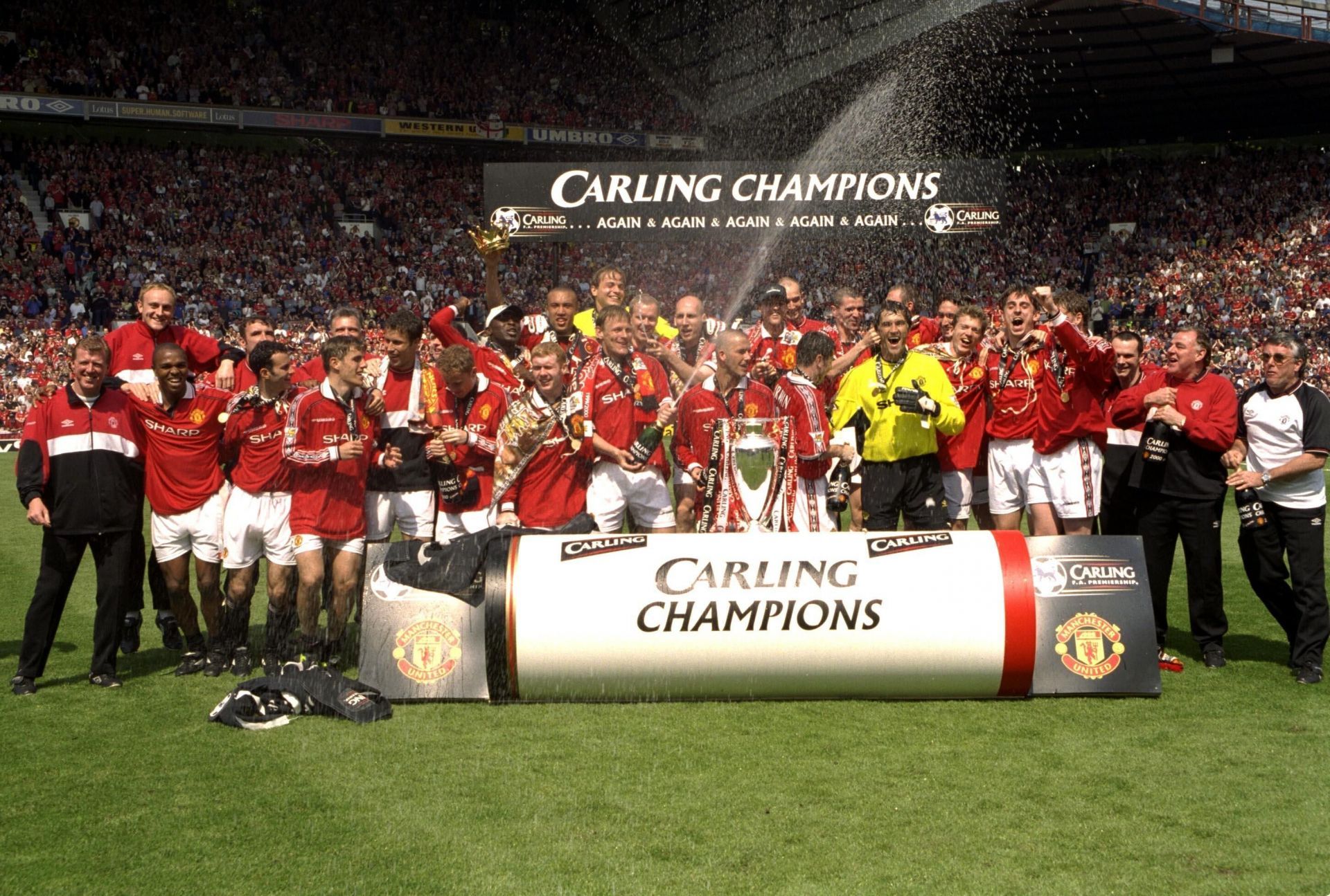 Manchester United celebrating their 1999-00 title win (Image courtesy: premierleague.com)