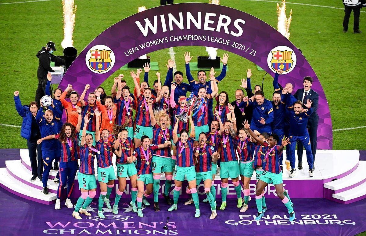 Barcelona Femin&iacute; players and staff celebrating the 2020-21 UEFA Women&#039;s Champions League victory
