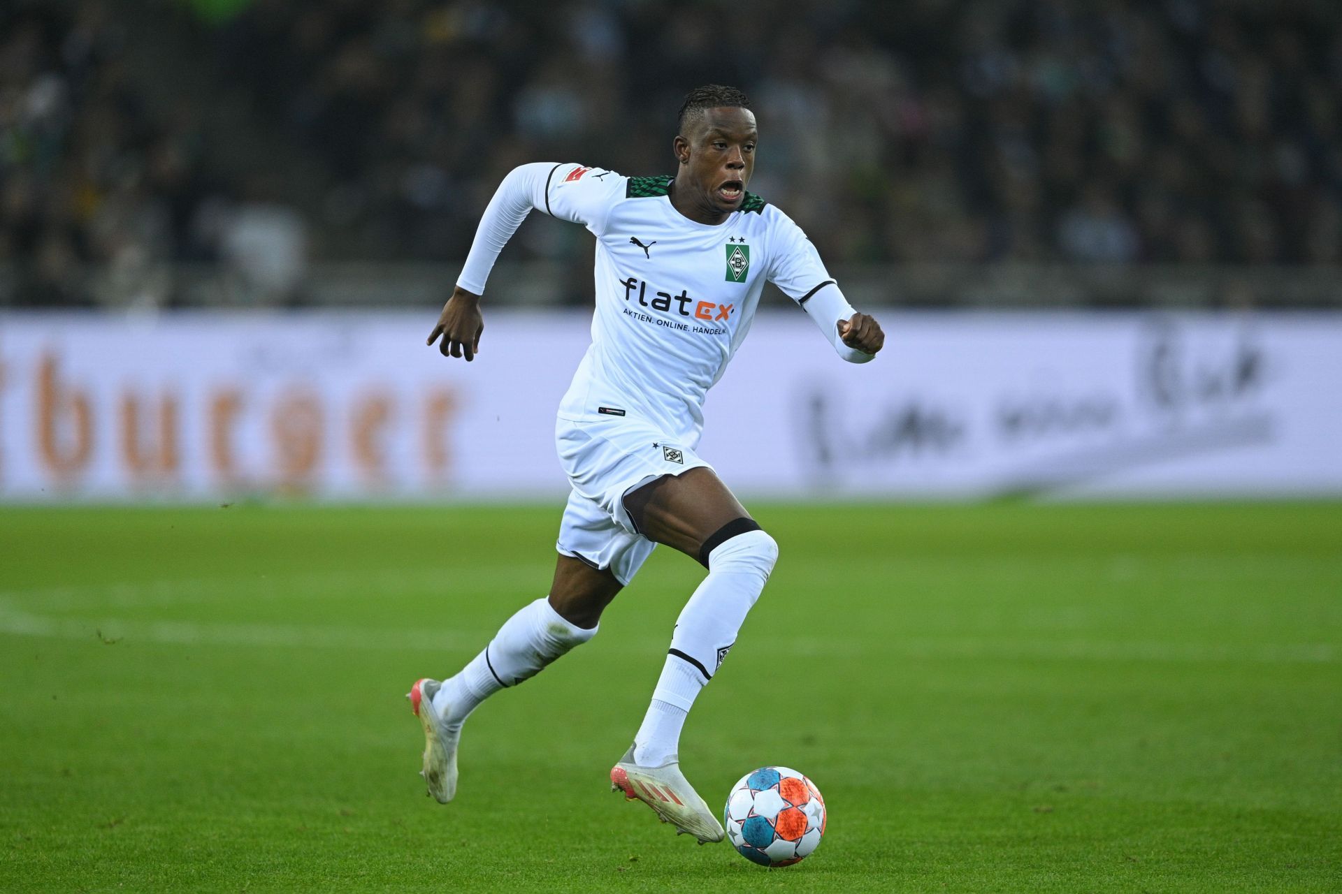 Borussia M&ouml;nchengladbach&#039;s Denis Zakaria drives forward with the ball.