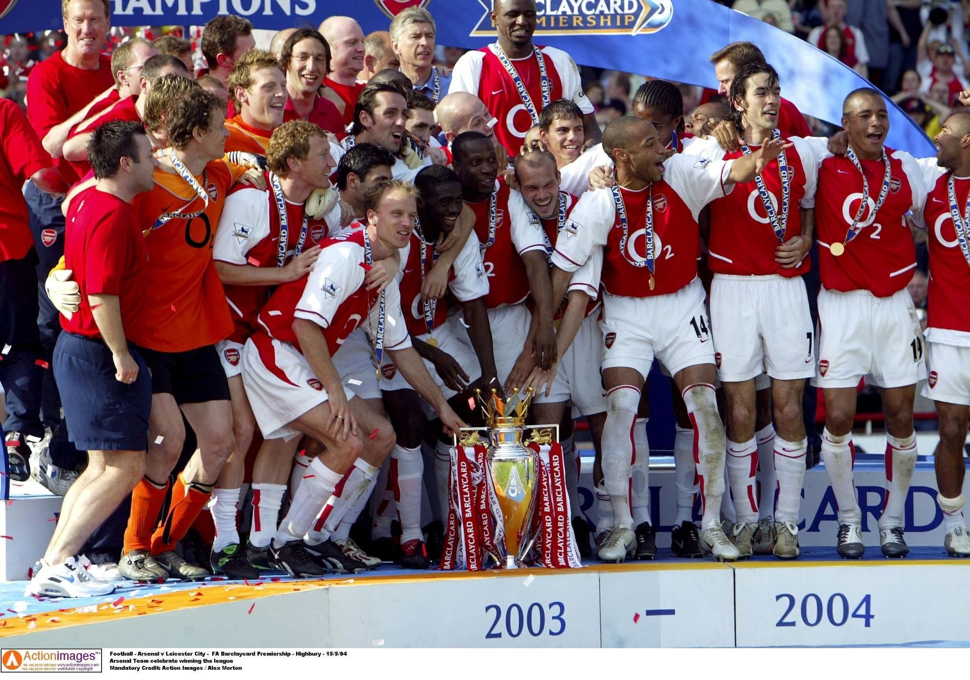Arsenal&#039;s &quot;Invincibles&quot; celebrating their unbeaten title winning campaign (Image courtesy: www.premierleague.com))