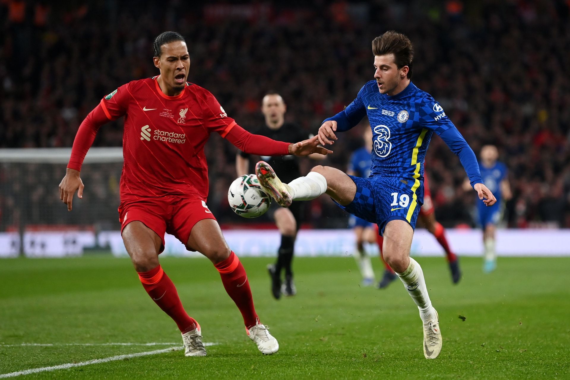 Mason Mount (right) takes on Virgil van Dijk.