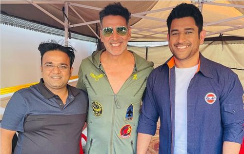 MS Dhoni with Akshay Kumar and childhood friend Seemant Lohani. (PC: Instagram).