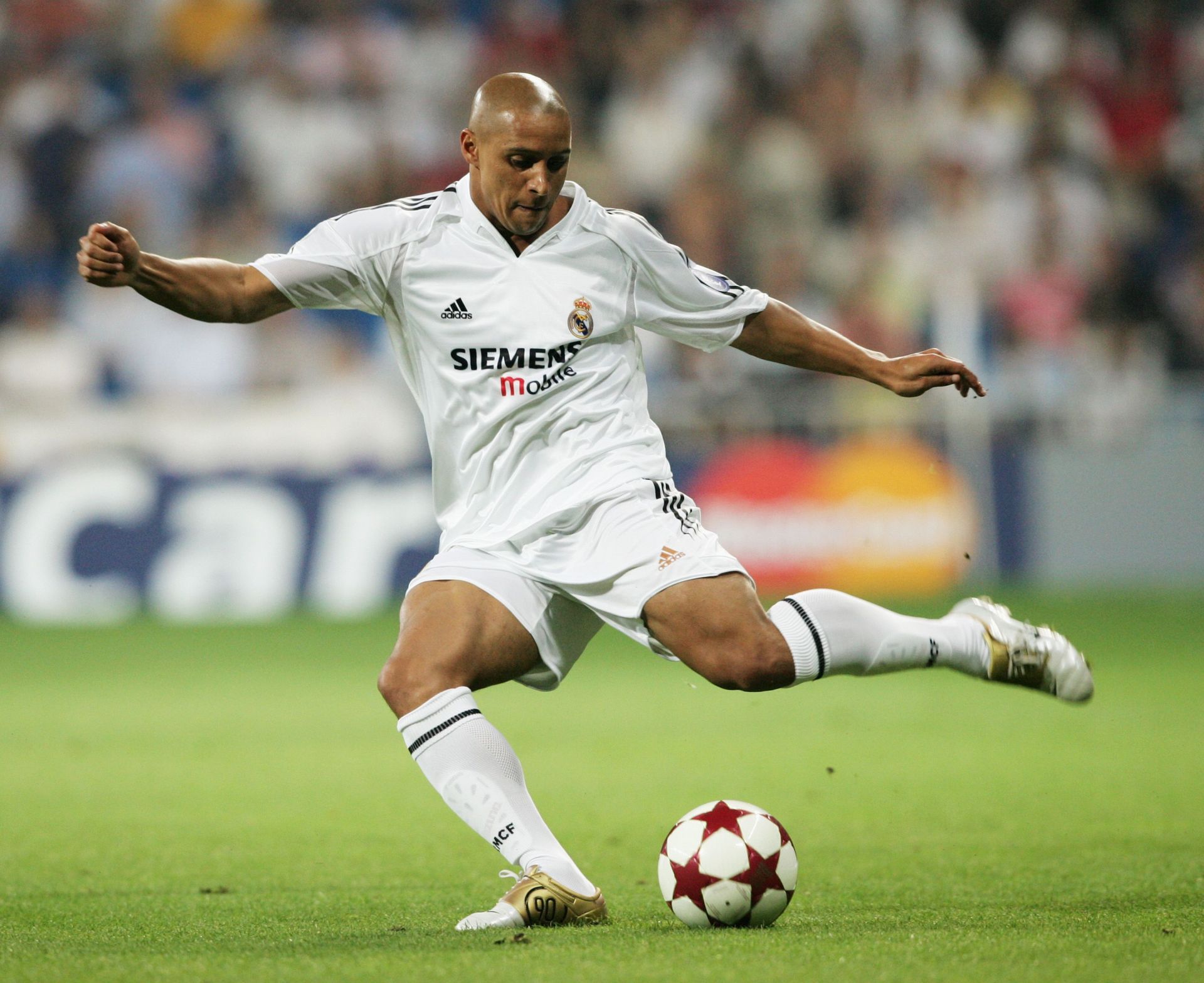 Former Real Madrid star Roberto Carlos excelled at dead-ball situations for both club and country