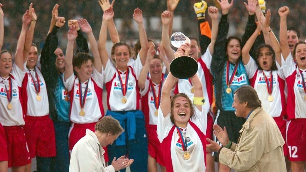 1. FFC Frankfurt players after winning the 2001-02 UEFA Women&#039;s Cup