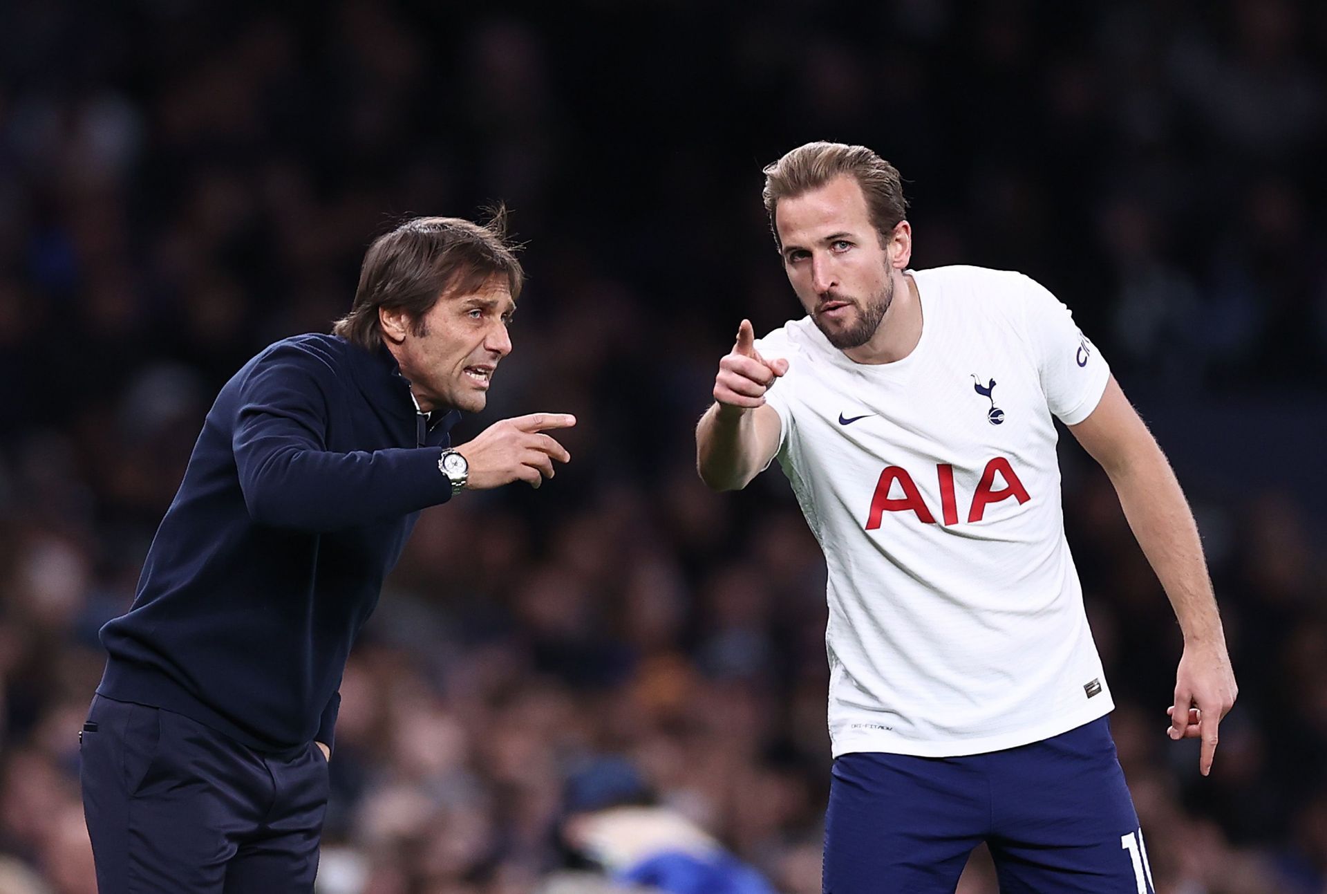 Antonio Conte (left) and Harry Kane (right) in discussion