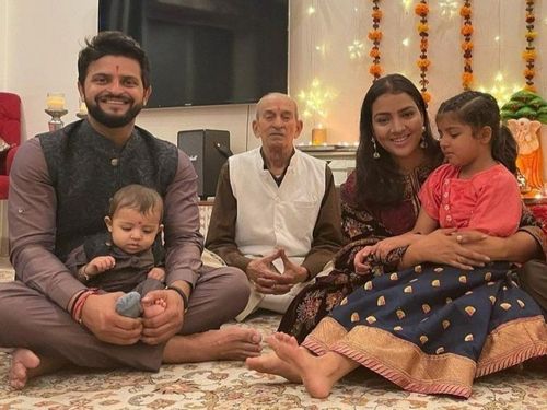 Suresh Raina with his father, wife and children (Credit: Instagram)