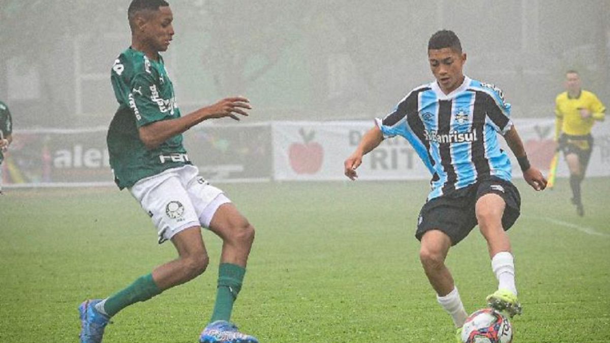 Breno Melo (right) in action for Gremio