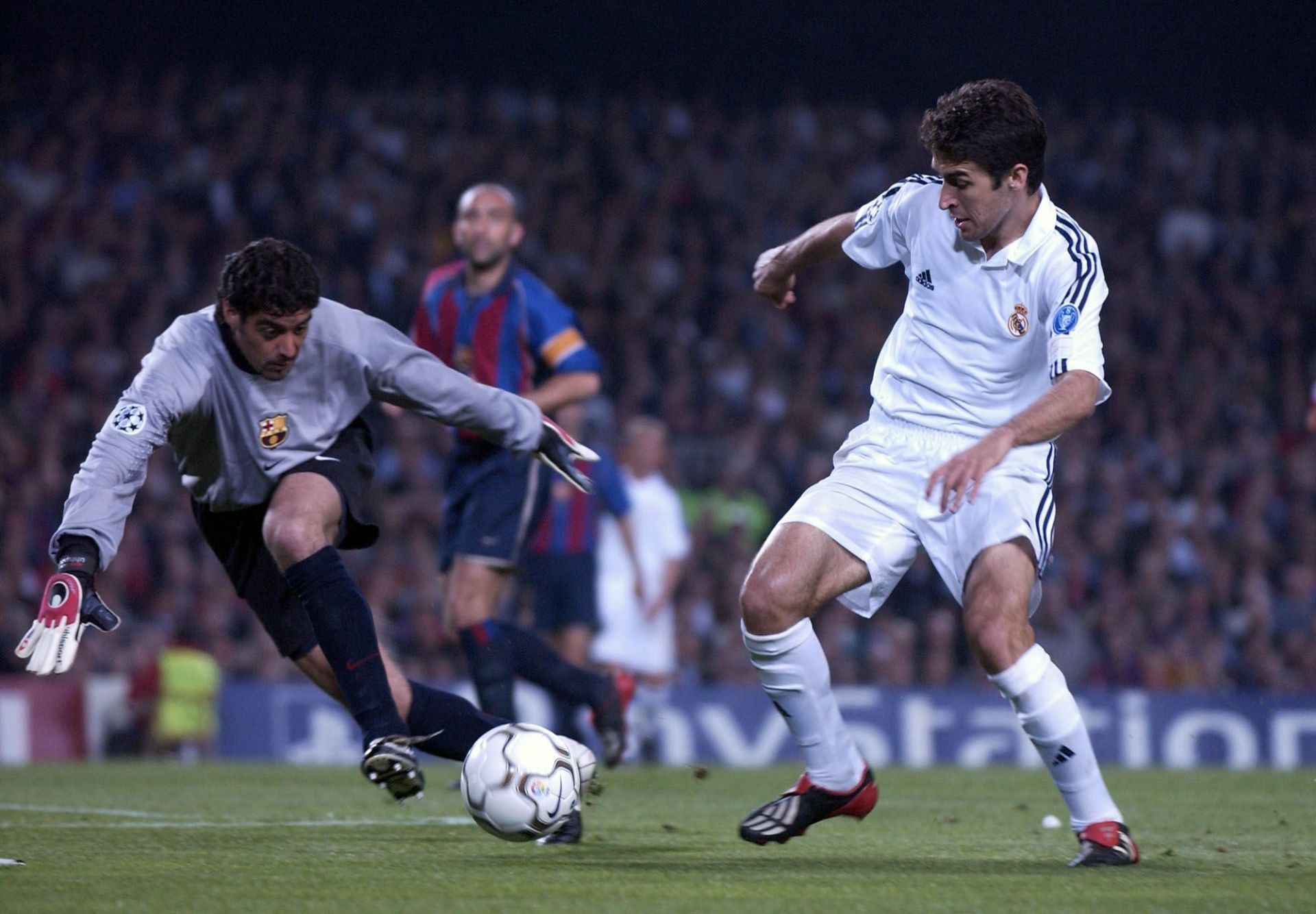 Barcelona v Real Madrid: Raul tries to round the keeper