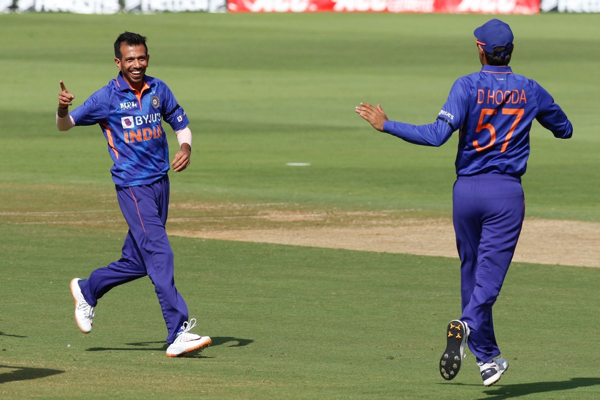 Chahal (L) will be key in the middle overs for India