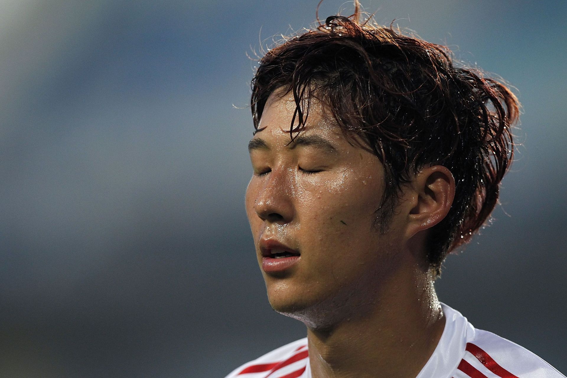 Son reacts during the Hamburger SV v Groningen match