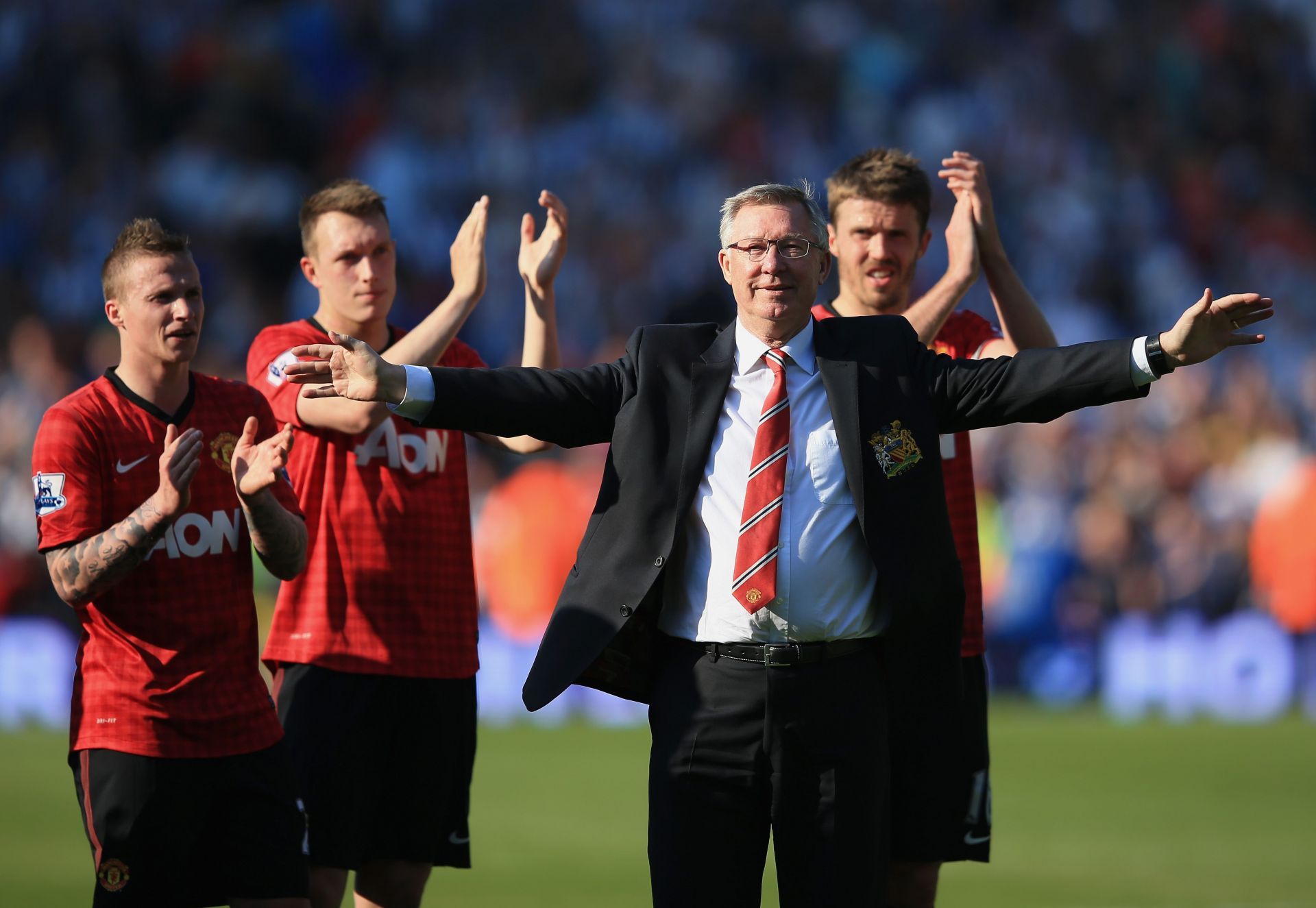 Sir Alex applauded by the fans and players on his 1500th and last game for Manchester United