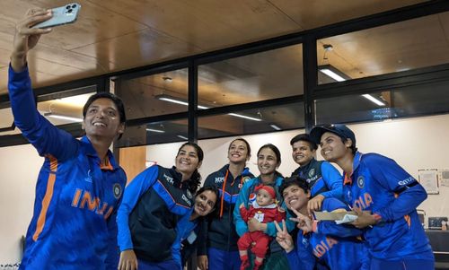 India Women’s cricketers pose with Bismah Maroof and her daughter. Pic: ICC