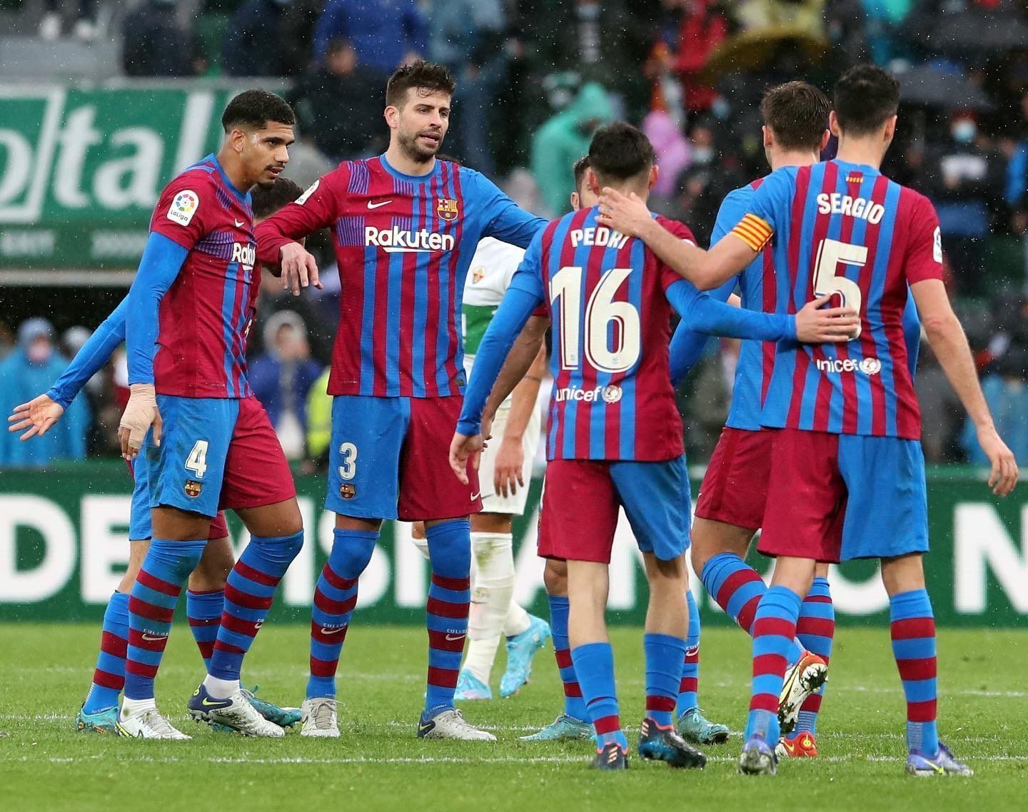 Barcelona defeated Elche to extend their unbeaten run in La Liga to 11 games.