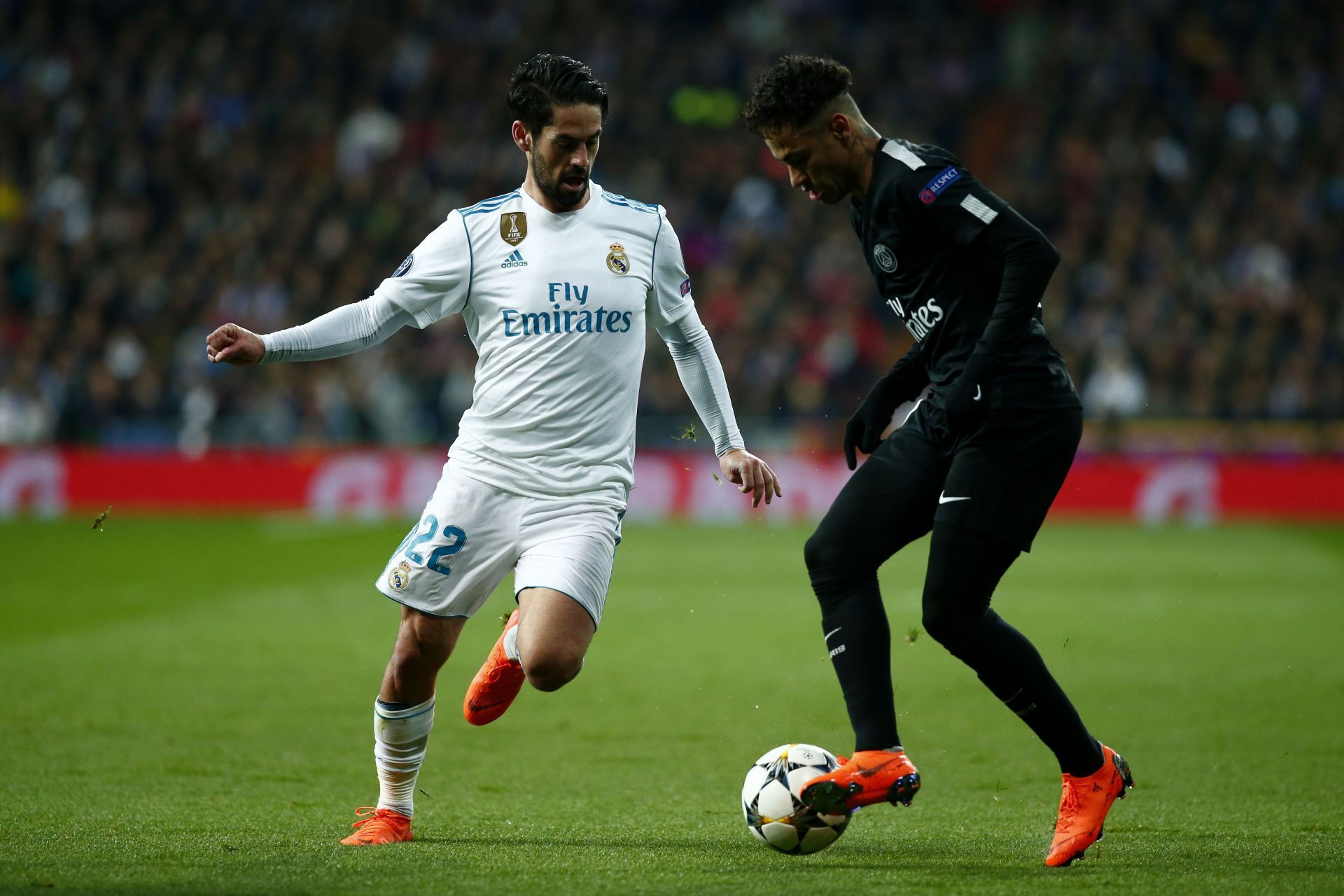 Isco (#22) of Real Madrid challenges PSG&#039;s Neymar.