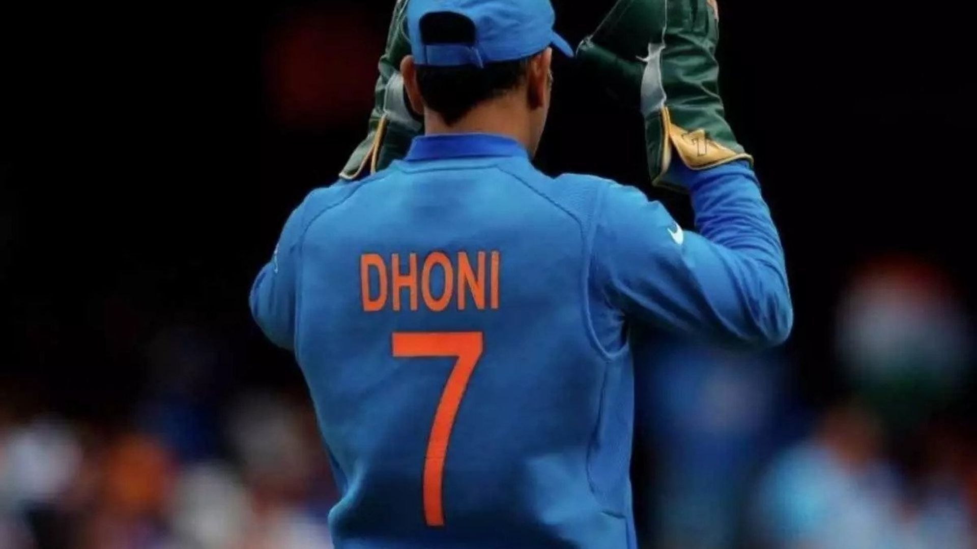 MS Dhoni with the iconic No.7 jersey (P.C.: Twitter)