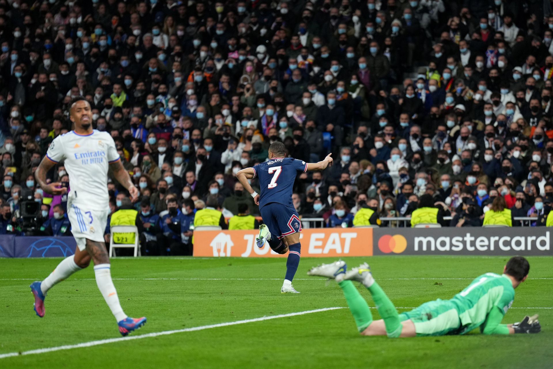 Mbappe [#7] scored with a good finish to put his side ahead by two goals in the tie.