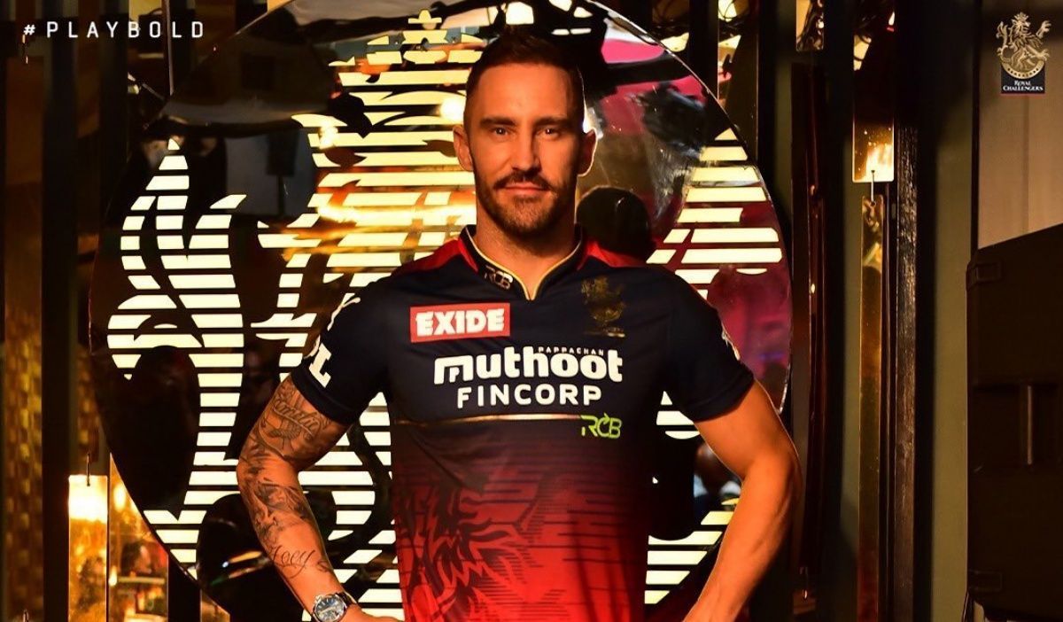 Faf du Plessis poses with the new RCB jersey. Pic: Twitter