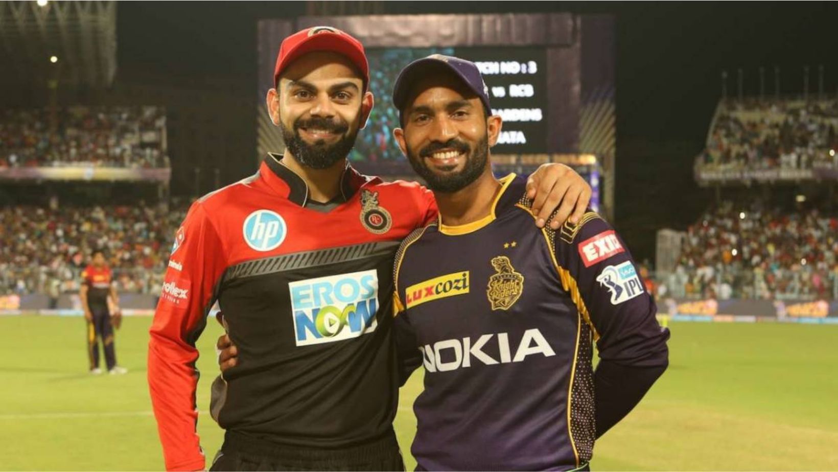 Virat Kohli (L) and Dinesh Karthik will bat together in IPL 2022.