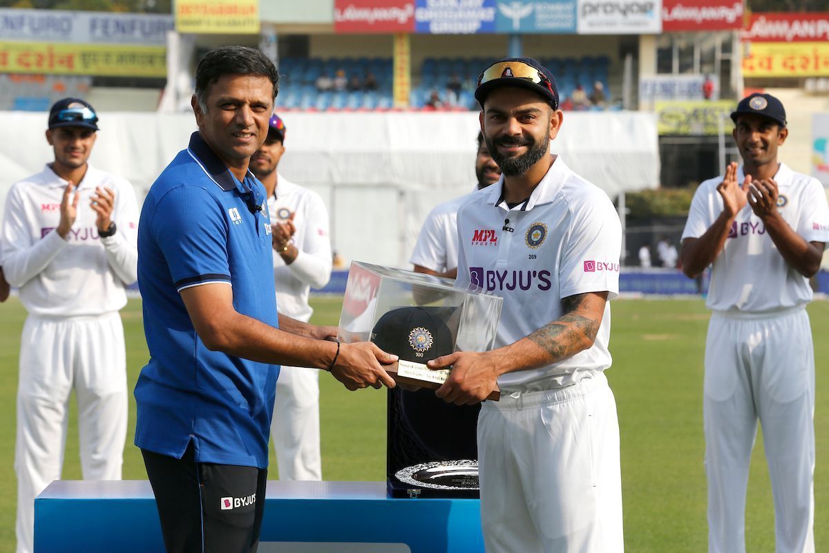 विराट कोहली को सम्मानित करते हुए राहुल द्रविड़ (Photo Credit - BCCI)