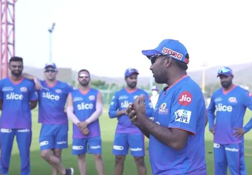 Mahela Jayawardene having a chat with the players. Pic: Mumbai Indians