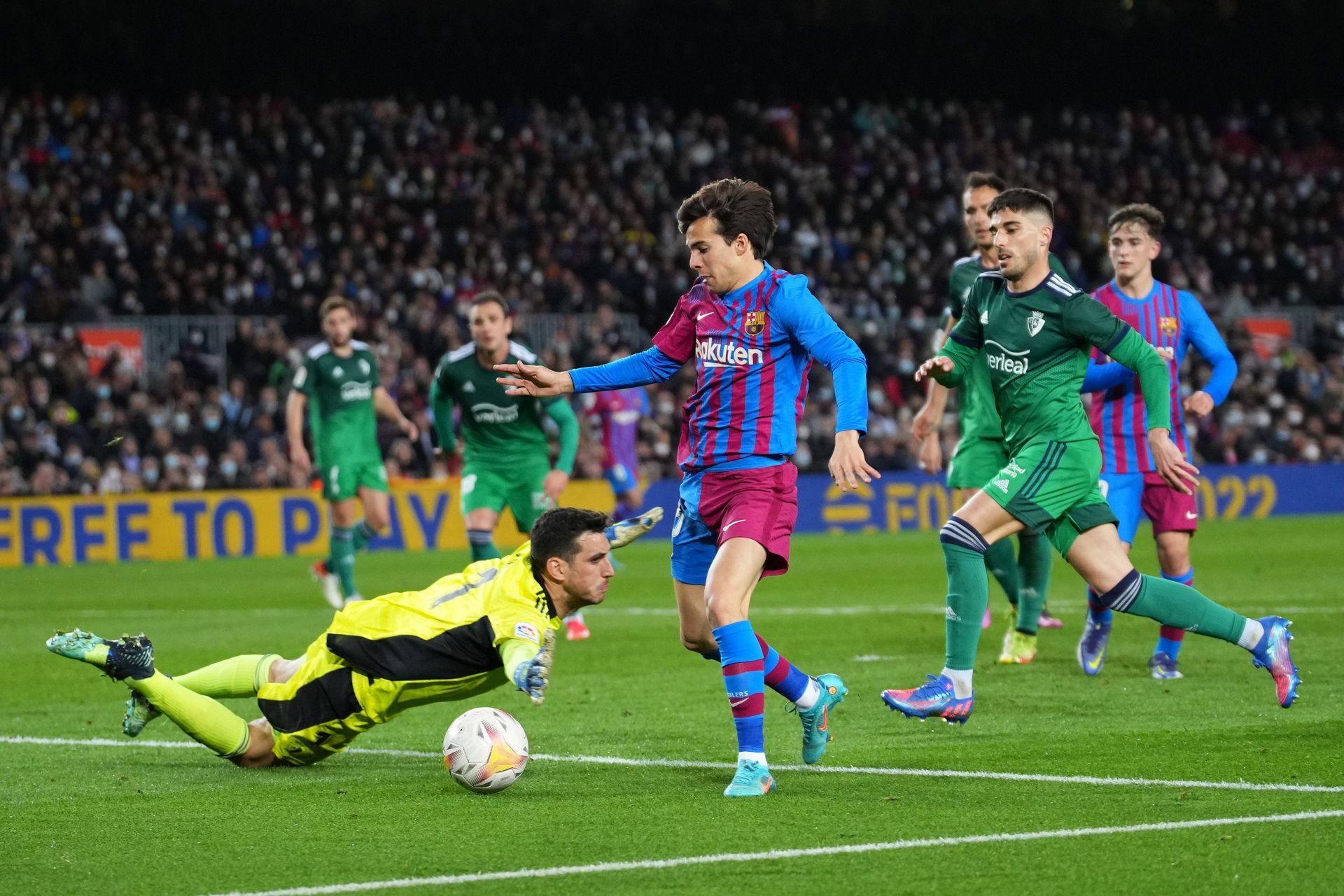 Ricard Puig in action for Barcelona.