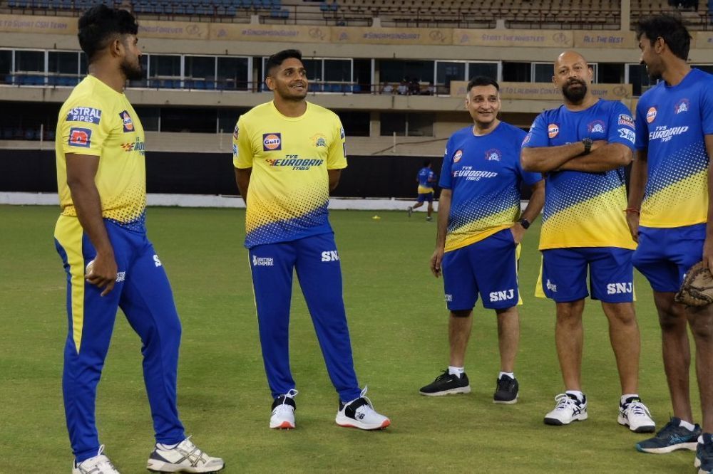 अभ्यास सत्र के दौरान CSK के खिलाड़ी और सपोर्ट स्टाफ (Photo Credit: CSK)