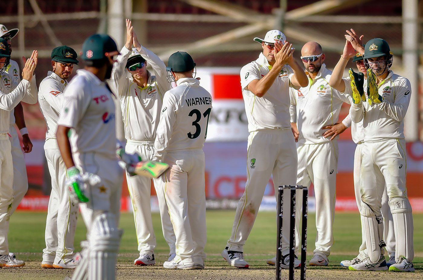 Australian players applauding Babar Azam (Credits: Twitter)