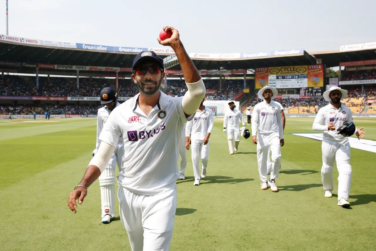 जसप्रीत बुमराह 5 विकेट लेने के बाद दर्शकों का अभिवादन स्वीकार करते हुए (Photo - BCCI)