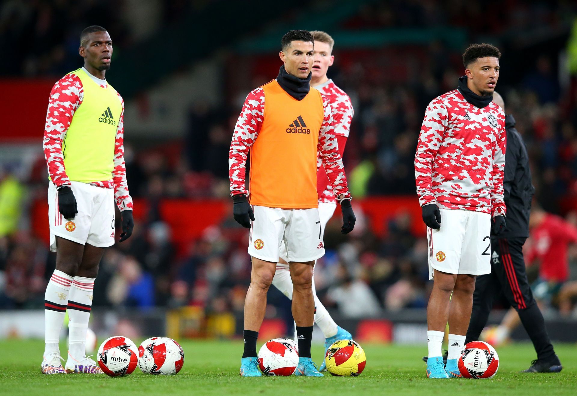 Pogba (L), Ronaldo (C) and Sancho (R) warm up for Manchester United.