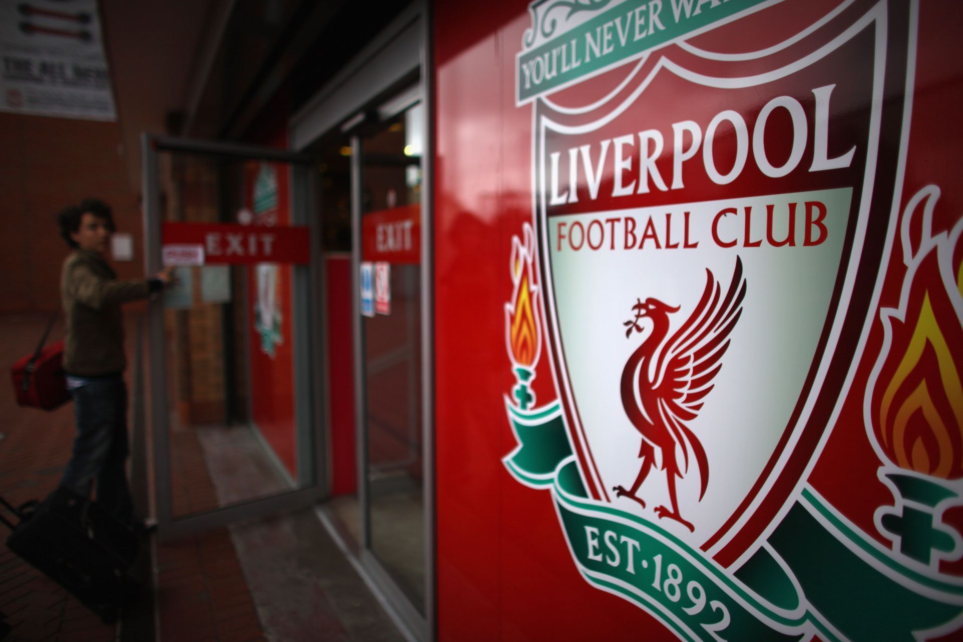 A logo of Liverpool FC at the Club&#039;s entrance